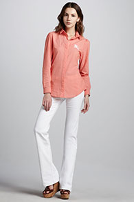 До лассіческая жіноча блузка є модель однобортний сорочки, яка зшита з тонкого натурального матеріалу, злегка приталена і має невеликий отложной комірець