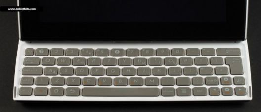 Деякі клавіші (такі як плюс і backspace), розташовані дуже незручно, в нижньому правому куті, на відміну від верхнього, як у більшості звичних нам клавіатур