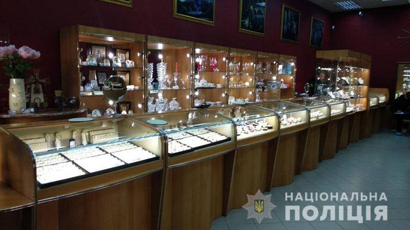 За попередніми даними, в приміщення торгового закладу увійшов невідомий чоловік, ймовірно в камуфляжному одязі, зробив один постріл з вогнепальної зброї в область голови охоронця, після чого викрав з вітрини кілька ювелірних виробів з золота та з місця скоєння злочину зник