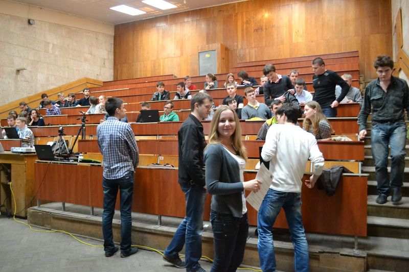 На засіданні кризового штабу було вирішено повністю зупинити роботу в дошкільних навчальних закладах, школах та вищих навчальних закладах строком до 6 березня
