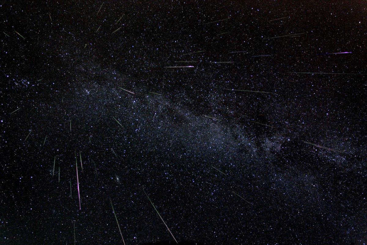 Метеорний потік щорічно проходить в серпні з боку сузір'я Персея