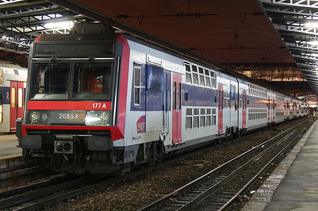 Щоб дістатися сюди з Парижа, можна скористатися послугами міської швидкісної   електрички RER   , Що користується у парижан великою популярністю