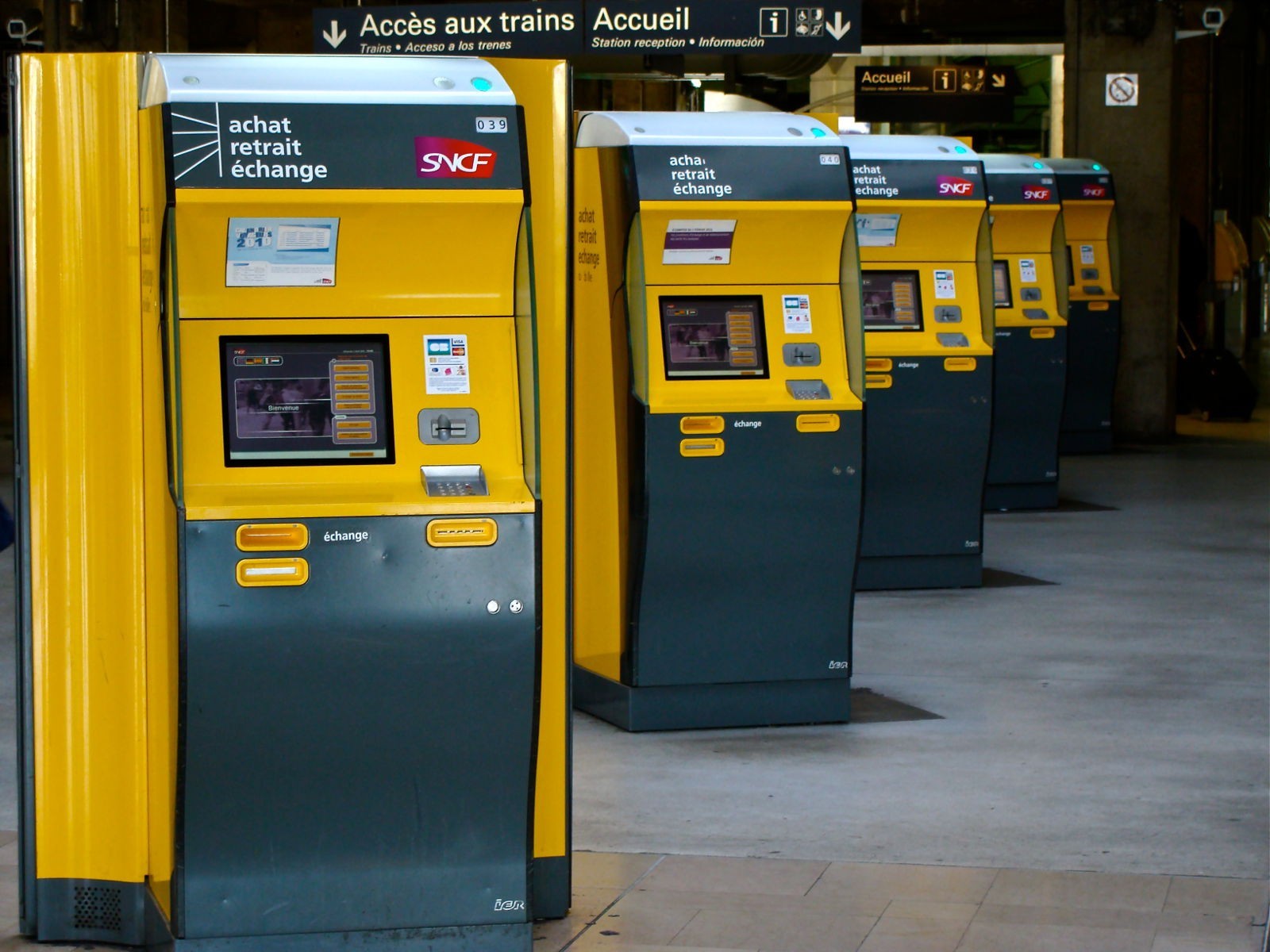 Проїзні документи на TGV поїзд продаються в залізничних касах і автоматах, а останні розфарбовані в жовто-сірі кольори і мають наклейку з логотипом SNCF