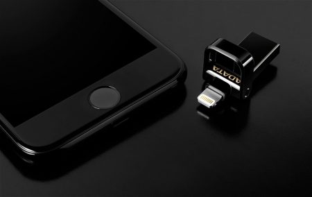 Компанія ADATA Technology представила флеш-накопичувач i-Memory AI920 Jet Black, колір якого повністю збігається з забарвленням відповідної версії iPhone 7
