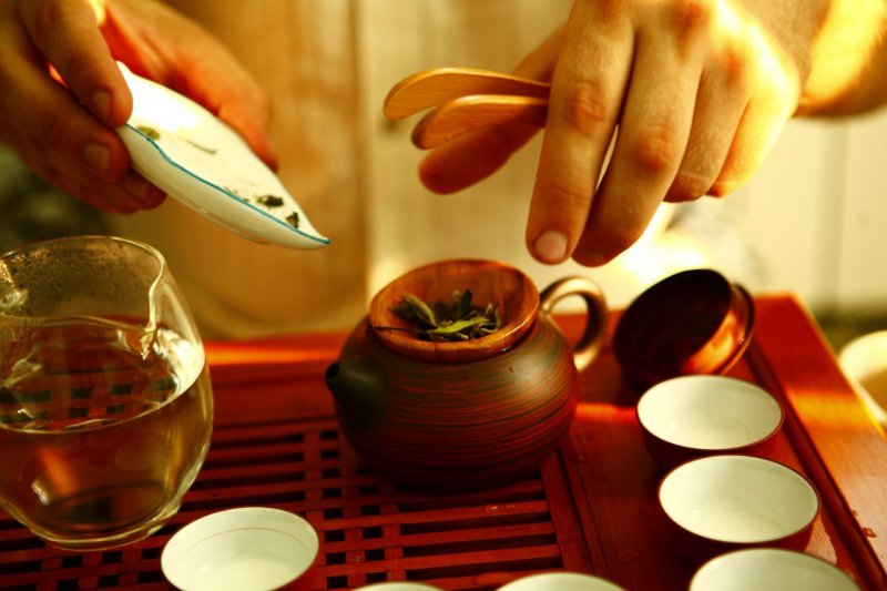Далі практично вся процедура ідентична: прогреваем чайник, засипаємо чайне листя (пропорцію можна залишити таку ж - чайна ложка заварки на чашку напою), поетапно заливаємо заварку гарячою водою і наполягаємо 1,5-2 хвилини
