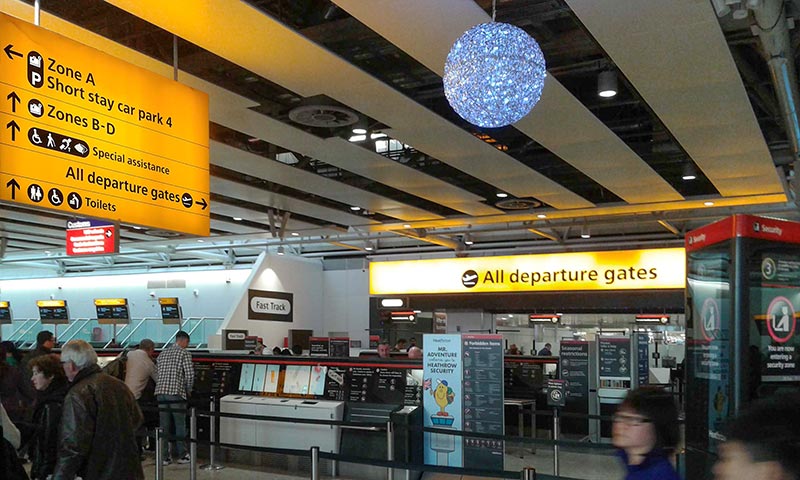 Вхід в зону передпольотного огляду розташований в центрі залу і позначений покажчиками «All departure gates» (всі виходи до літаків)