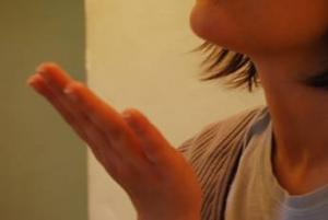 Згідно з деякими дослідженнями, близько 60% інформації в спілкуванні передається жестами та мімікою