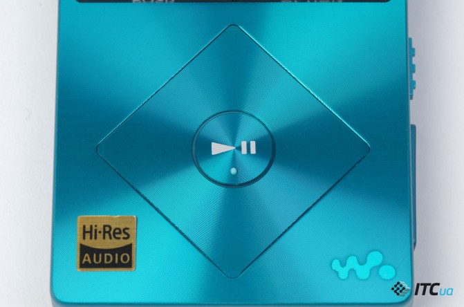 На нижній частині видніється логотип Walkman і наклейка Hi-Res Audio