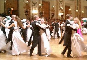 У стародавні часи в XII - XIII столітті народ пізнавав вальс - це виражалося в танцях, були руху з обертаннями, які влаштовувалися на честь свят виражають пори року