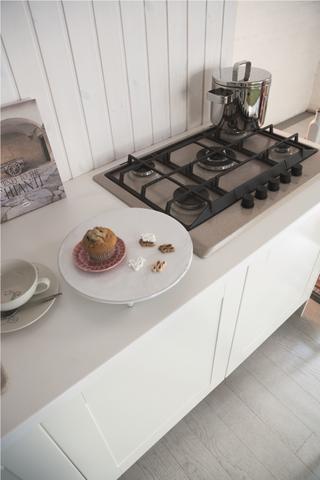 Кантри- тарелки впишутся в интерьеры, стилизованные под кухни в стиле ретро, ​​рустик и в английском стиле