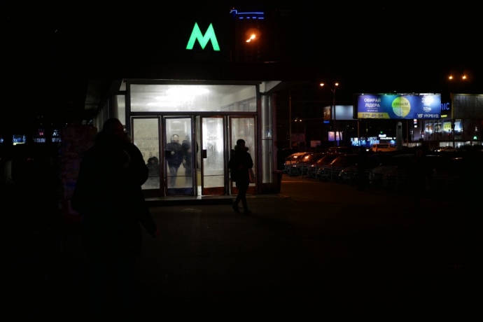 Відбувається це у станції метро Святошин,   на базі Азова   , Розташованої в нетрях распиленного на металобрухт заводу АТЕК