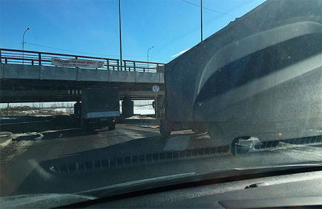 Під низьким мостом в Петербурзі, незважаючи на попередження, застрягло вже 143 машини