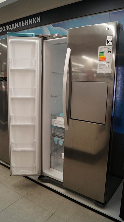 Відео версія статті   Холодильники Американського типу або пліч-о-пліч володіють значними обсягами зберігання і самі по собі є елементом стилю на вашій кухні
