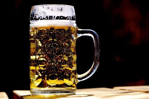 Суспільство   Тільки на сайті   Як повідомляє експертний канал ФедералПресс, в Петербурзі обговорюють пом'якшення обмежень на роздрібний продаж алкоголю в нічний час