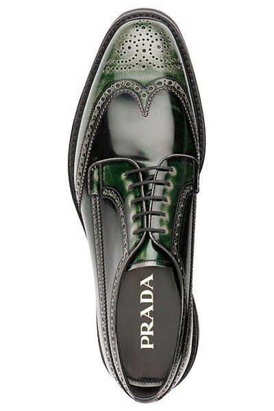 Дербі (Derby shoes) - туфлі з відкритим стилем шнурівки, коли вона стягує черевик зверху без схрещування, а берці (деталі взуття, на яких розташовуються шнурки) в нижній частині вільні, їх можна розсунути в сторони