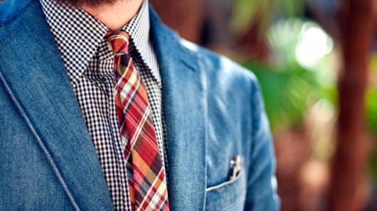 Взагалі правильно підібрати краватку в смужку під сорочку в смужку досить складно, тому краще використовувати різні текстури на краватці і сорочці