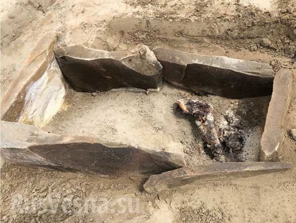 Археологи розчистили і зняли кришку кам'яного ящика, в якому перебувала цілком збереглася мумія