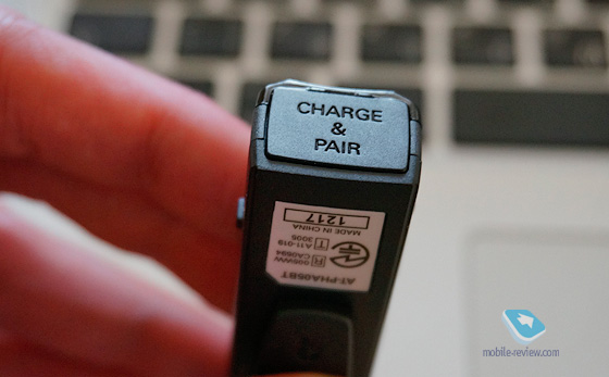 Для зарядки використовується звичний кабель microUSB, можна заряджати і від USB-порту ноутбука