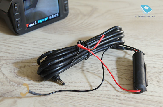 Кабель живлення для прихованої проводки виявиться актуальним, якщо пристрій використовується постійно і активно, стандартний кабель живлення від прикурювача все ж може заважати в такому випадку