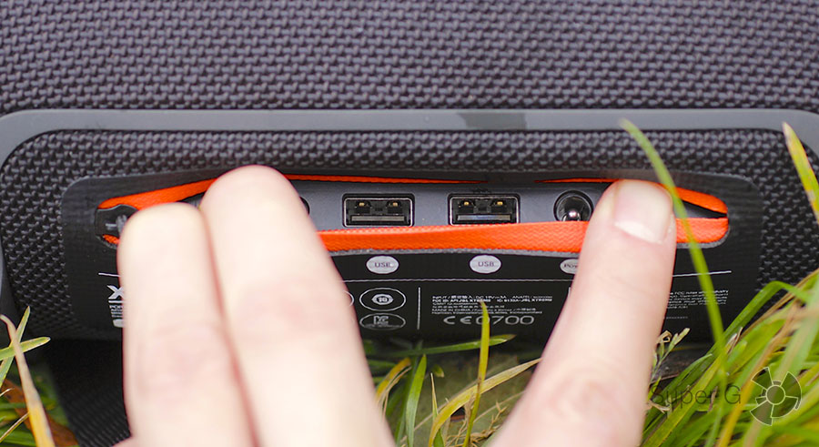 два повноцінних порту USB   аудіовхід (AUX) 3,5 мм   гніздо для підключення живлення   сервісний роз'єм під заглушкою