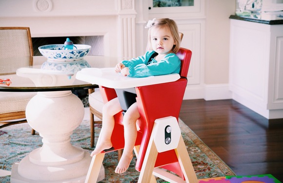 Класичний стільчик має високі ніжки та «піднімає» малюка до рівня обіднього столу
