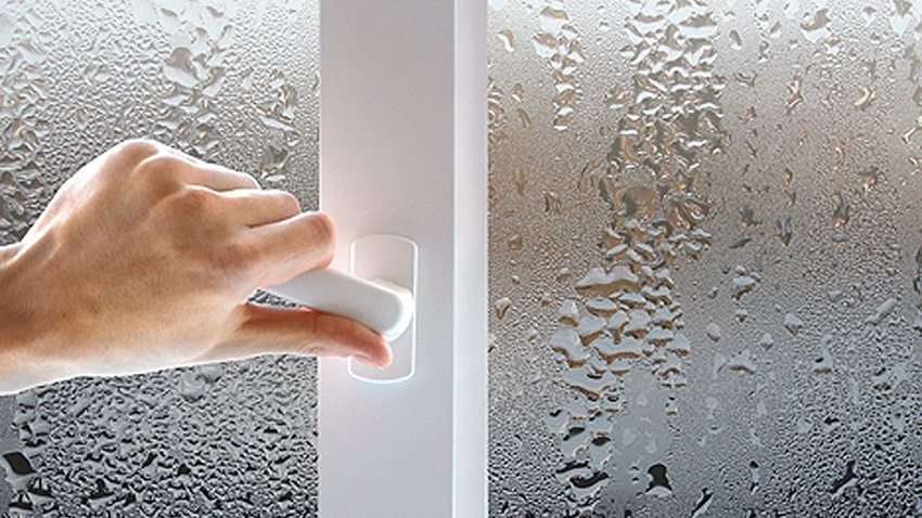 Подача повітря в холодну пору не сприятиме зниженню температури в приміщенні, якщо вибрати місце для монтажу припливного клапана в стіні над радіатором опалення
