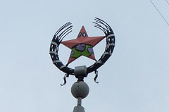 У російському Воронежі радянську зірку на шпилі однієї з будівель розписали, перетворивши в Патріка - персонажа популярного мультфільму Губка Боб Квадратні Штани