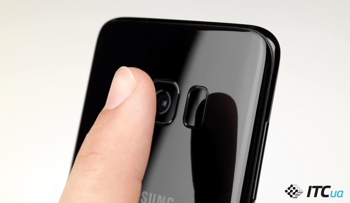 Сканер відбитків пальців в Galaxy S8 розташований на тильній стороні корпусу, поряд з блоком камери