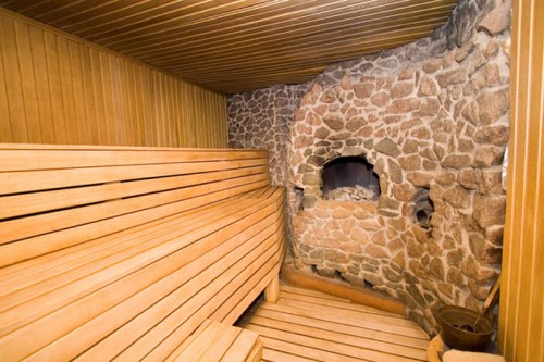 Пол в парильні роблять з дерев'яних решіток або укладають керамічну плитку і систему тепла підлога під неї